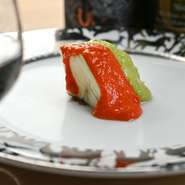 全体で10～12品用意され、いろいろな料理を楽しむことができます。ときには、相手に合わせて料理を変更することも。常に最適な食材を使用するために、日々メニュー調整が行われています。
※画像はイメージです