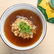 自身が食べたいと思う食材を仕入れることを大切にしており、このこだわりがゲストの信頼を築く鍵となっています。魚は産地から直送したり、野菜は近隣の農家から買い付けたりするなど、常に品質を追求。