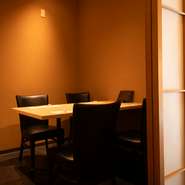 料理人が心を込めてつくる料理は、素材の持ち味を最大限に引き出し、お酒との絶妙なコンビネーションを楽しむことができます。心地よいサービスと料理のおいしさに満ちた時間を満喫。