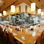 地元客や観光客でいつも賑わう店内には、おひとりさまのゲストも目立ちます。厨房を囲むカウンター席は、調理の様子を眺めつつ食事を楽しめると人気。おいしい音や香りもごちそうです。
