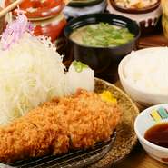 三種類の豚をかけ合わせて生み出される三元豚は、きめ細やかな肉質と上品な脂が特徴です。抜群のコクと旨みがありながら、あっさり食べられるのもうれしいポイント。甘口と辛口、お好みの自家製ソースでどうぞ。