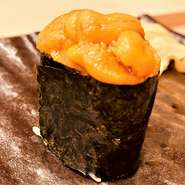 北に行くほど美味しい寿司に出会えると言われるほど、北海道ならではの食材に恵まれています。
店主の厳しい目利きから選んだ旬の北海道を丸ごとお楽しみ下さい！
