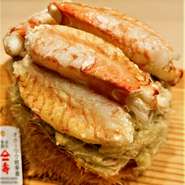 扱う食材は、店主自ら北海道内各地の漁港をまわり、修業時代に培った厳しい目利きから選んだ地元産中心の旬のものばかり。 
