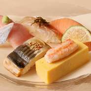 北海道内の漁港をくまなく巡り、選んだ旬の魚介類に、ネタとの相性の良いオリジナルブレンドの合わせ酢と北海道米のシャリで握る、
店主こだわりの「蝦夷前寿司」。