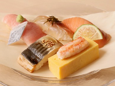 店主の厳しい目利きから選んだ、北海道の旬が味わえる『蝦夷前寿司』