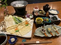 前菜　生麩田楽　京ゆばしゃぶ　白ご飯　汁物　漬物　デザート
※魚のだしがダメな方は予約時にお伝え下さい。