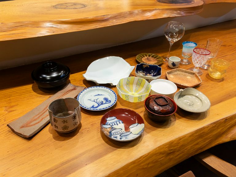 御神木のカウンターや最高級備後畳、美術館クラスの器にも注目