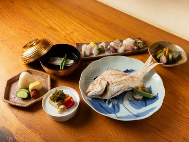 カウンター席でしっとりと、食事を楽しむ大人の時間