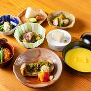 瀬戸内の海藻や地野菜などをふんだんに使った料理や、『自家製胡麻豆腐』、『自家製飛龍頭』などで構成する、瀬戸内ならではのヴィーガンコース。すべての料理に心を尽くし、禅の精神性を込めてお届けしています。