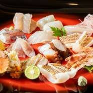 同店がこだわる地元産の「瀬戸内の小魚」は、都心部では容易に味わうことが難しい存在。鮮度が落ちやすい小魚の中でも、とっておきのもののみを厳選して匠の技で調理、素材の魅力を活かして提供しています。
