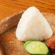 消費時代における持続可能な食のあり方を追求。通常生ゴミとして廃棄されるものも残り火で加熱し、地元の平飼い養鶏農家に飼料として提供し、それを食した鶏の有精卵を料理に使用するなどの活動も実践しています。