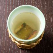 冷酒のほか、【玉ゐ】特製の『あなご酒』も人気です。香ばしく炙った一夜干しあなごを熱燗に浸し、旨みと香りを存分に感じられる一杯。料理との相性も抜群で、酒席に華を添える一品です。