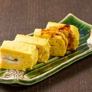 ふんわり焼き上げた玉子で、繊細な味のあなごを包んだ一品。仕上げに詰めダレをぬり、ほんのりとした甘みを添えています。大根おろしを合わせれば、後味はさっぱりと軽やかです。