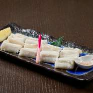 天然あなご本来の旨みを堪能できる一皿です。香ばしく焼かれた皮と、ふっくらした身の調和が絶妙。添えられたレモンや藻塩、わさび、柚子胡椒で味の変化も楽しめます。