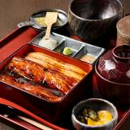 天然あなごを2枚のせた贅沢な逸品です。煮上げと焼き上げを自由に組み合わせ可能。“合いのせ”にすれば、煮上げあなごのふっくらした食感と、焼き上げあなごの香ばしさを一度に楽しめます。