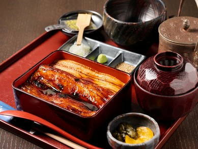 煮上げと焼き上げ、二つの香りと食感を味わう贅沢な『箱めし　中箱』