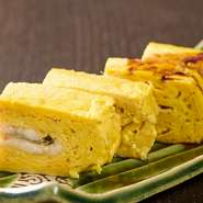 天然あなごを使った多彩な料理を揃える専門店。大ぶりのあなごは食べ応えがあり、煮ても焼いてもその旨みが際立ちます。老舗の技と伝統が紡ぐ香味をじっくりと楽しめる名店です。