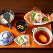 松山市一番町ロープウェイ街の入り口で、愛媛の食の魅力を発信している【かどや　大街道店】。伊達真鯛の刺身を楽しむ『宇和島鯛めし』をはじめ、愛媛ならではのメニューを満喫できるスポットです。