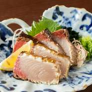 メインとなるのは、地元愛媛の旬の食材たち。新鮮な魚介や野菜など、素材の魅力を引き出した一皿が揃います。個性豊かなメニューは、愛媛の食の豊かさを実感させてくれます。