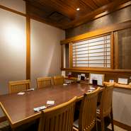 愛媛ならではの郷土料理と、旬の食材を活かした料理で、接待の席にもピッタリなお店。接待向けの空間も完備。落ち着いた雰囲気の中で美酒美食を堪能する、特別な時間を演出してくれます。