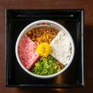 千切りしたコンニャクの旨煮の上に、そぼろ・みかんの皮・ネギ等を敷き詰めた『ふくめん』は、地元ではお祝いの席でもお馴染みとなっている郷土料理の一つ。色とりどりの具材が華やかにテーブルを彩ります。