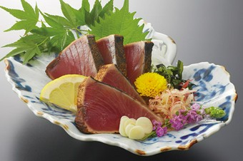 豪快に炙る『藁焼き』