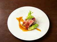 料理長が直接仕入れた、こだわりの厳選牛をステーキで提供。当日のメニュー・価格はスタッフまでお尋ねください。