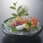 四季折々の旬の魚介と季節の食材を取り入れた当店の定番会席です。季節の味覚を気軽にお愉しみいただけます