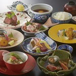 高級魚をはじめ、その時季ならではの上質な旬魚を贅沢に味わえるおすすめの会席です。