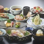 鮮魚や和牛など、厳選した高級食材を盛り込んだ最上級の特別会席です。