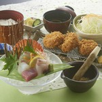 瀬戸内の鮮魚を使ったお造りとオーダー毎に丁寧にパン粉づけしたやわらかいヒレカツがセットになったお膳