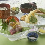 瀬戸内の鮮魚を使ったお造りとサクっと揚げた大海老と季節の野菜の天ぷらがセットになったお膳です。