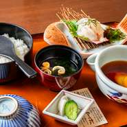 伊達真鯛の刺身を、生卵入りの特製だし・薬味と共にご飯にのせていただく『宇和島鯛めし』。来訪時にはぜひとも食していただきたい、愛媛を代表する逸品です。