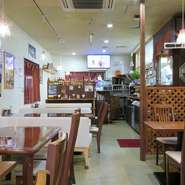 落ち着いた雰囲気の寛ぎやすい店内