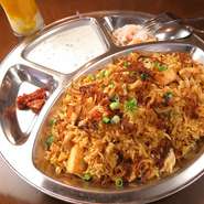 インドバスマティライス・ピクルス・ヨーグルトサラダ・ソフトドリンク付き
※パニールはカッテージチーズのことです。