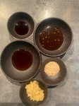 右側より斜めに、ネギ塩ダレ・コンソメ塩・焼肉味噌ダレ・ポン酢・醤油。自家製のこだわりタレがお肉のおいしさをさらに引き立ててくれます。