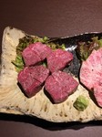 ヘレ（フィレ）ことテンダーロインは、牛の骨盤の内側にあたる部位。牛一頭から僅かな量しか取れない希少部位は、脂身が少なく柔らかな食感が特徴です。