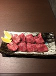 柔らかなタン元を贅沢カットで食す『厚切りタン塩』