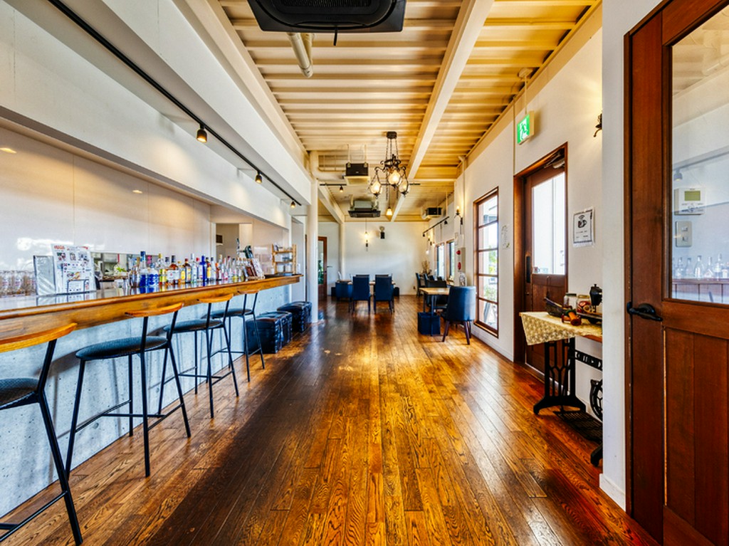 カウンターやソファ席、お好きな場所でくつろぎのひと時を