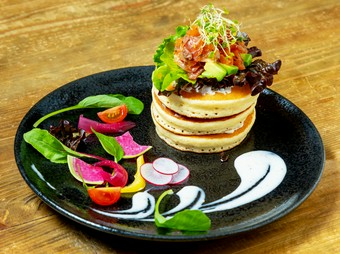 ふんわり食感の食事系パンケーキ『サーモンアボカド』