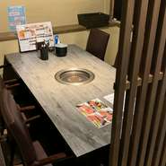 店内にはジャズが流れ、癒しをテーマにつくられた席でゆっくりと過ごすことができます。1階には、テーブル席やカウンター席、2階には個室やテラス席があり、用途に合わせて選べる空間になっています。