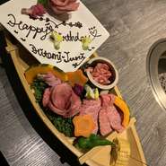 メッセージ付きの肉ケーキが付いた、記念日にぴったりのコースも用意されています。内容は、前菜・サラダ・お肉約10種類、ご飯or冷麺、デザート。大切な人の誕生日や記念日におすすめです。