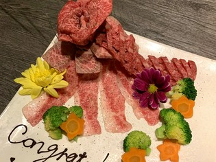 誕生日や記念日を華やかに彩る、サプライズメニュー『肉ケーキ』