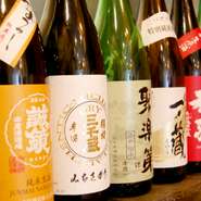 全国から仕入れる生酒や季節限定ものなどがいただけます。なくなり次第異なる日本酒を仕入れているため、お店を訪れるたび新たな味に出合えるかも。定番の『土佐鶴』はさまざまな料理に合うのが魅力です。