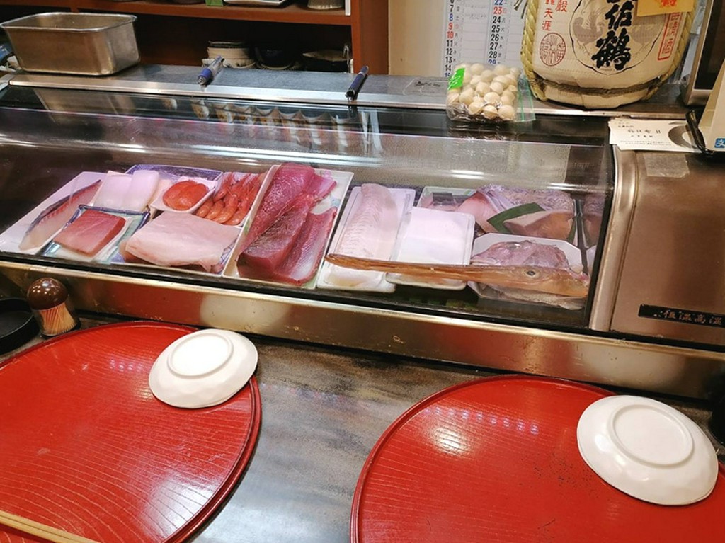 ゆったりとくつろぎながらゲスト同士で会話が弾むカウンター席