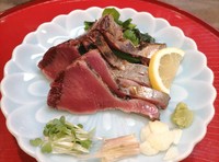 燻製のように香り高く、ふんわりレア気味に仕上がる『藁で炙ったカツオのタタキ』