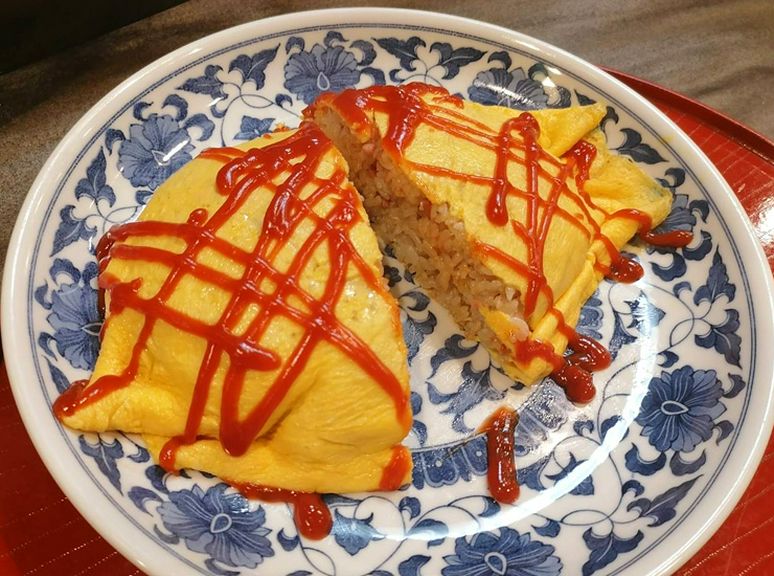 食が進む味わい。ガーリックバターライスを包んだ『白オムライス』