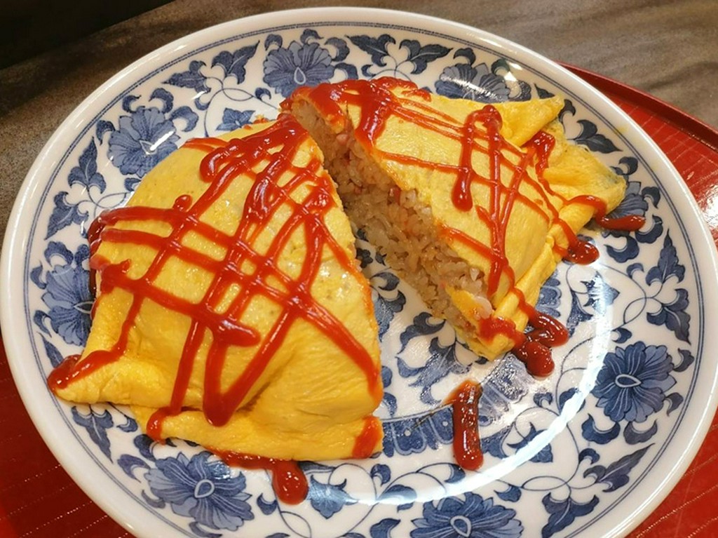 食が進む味わい。ガーリックバターライスを包んだ『白オムライス』