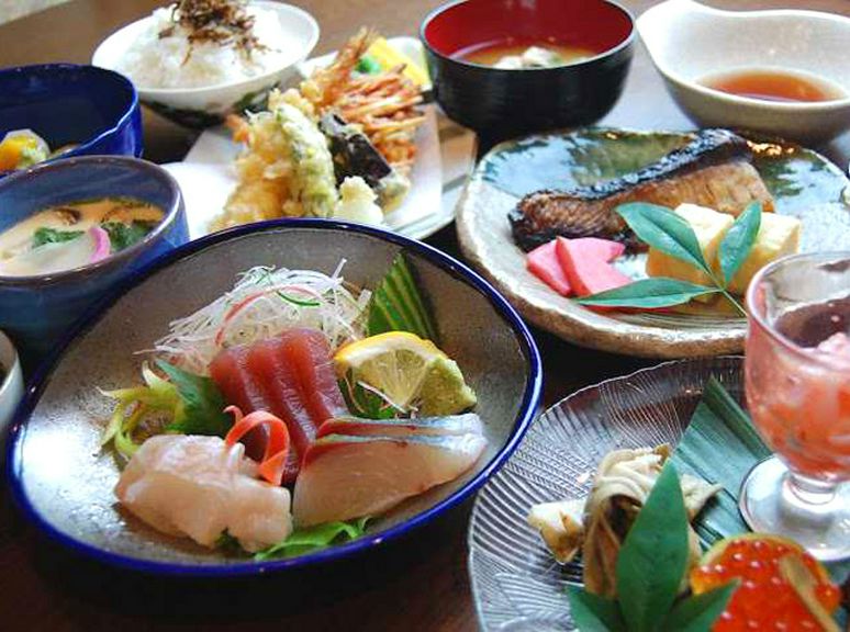 一押しは藁で炙る『カツオのたたき』。本格的な味の和食が人気