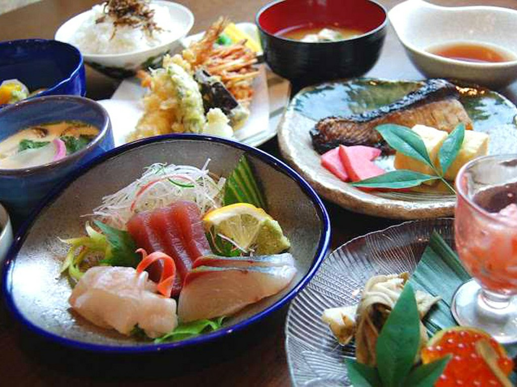 一押しは藁で炙る『カツオのたたき』。本格的な味の和食が人気